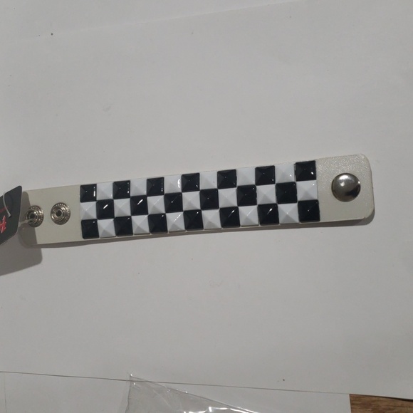 Chunky Snap Closure Bracelet Elegant Black & Write - Women's Fashion Jewelry - Picture 7 of 7